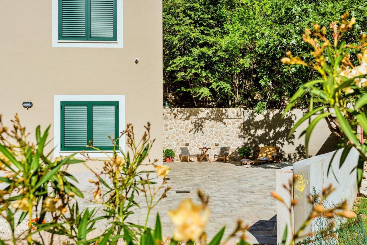 Apartments Ivica โอมิช ภายนอก รูปภาพ